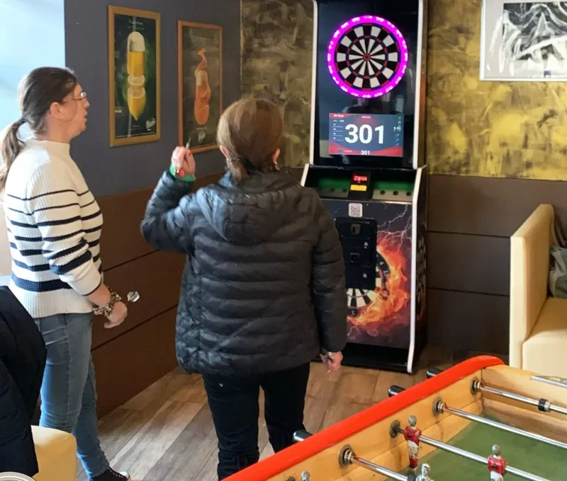 Partie de fléchettes électroniques dans un café à Castres