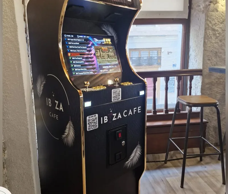 Borne d'arcade noir et or dans un café à Lyon
