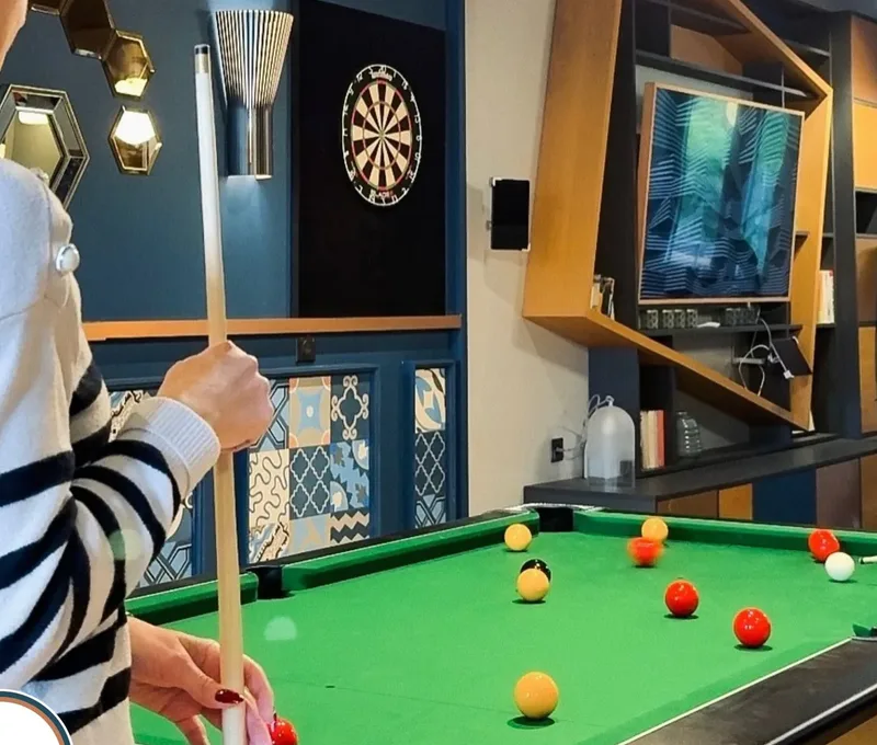 Partie de billard dans le salon d'un hôtel à Marseille