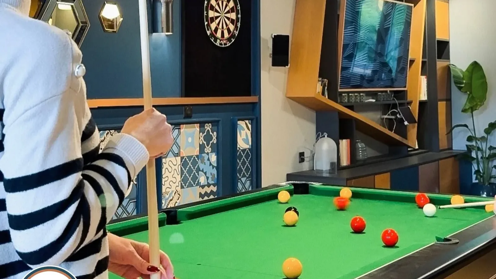 Partie de billard dans l'espace détente d'un établissement client