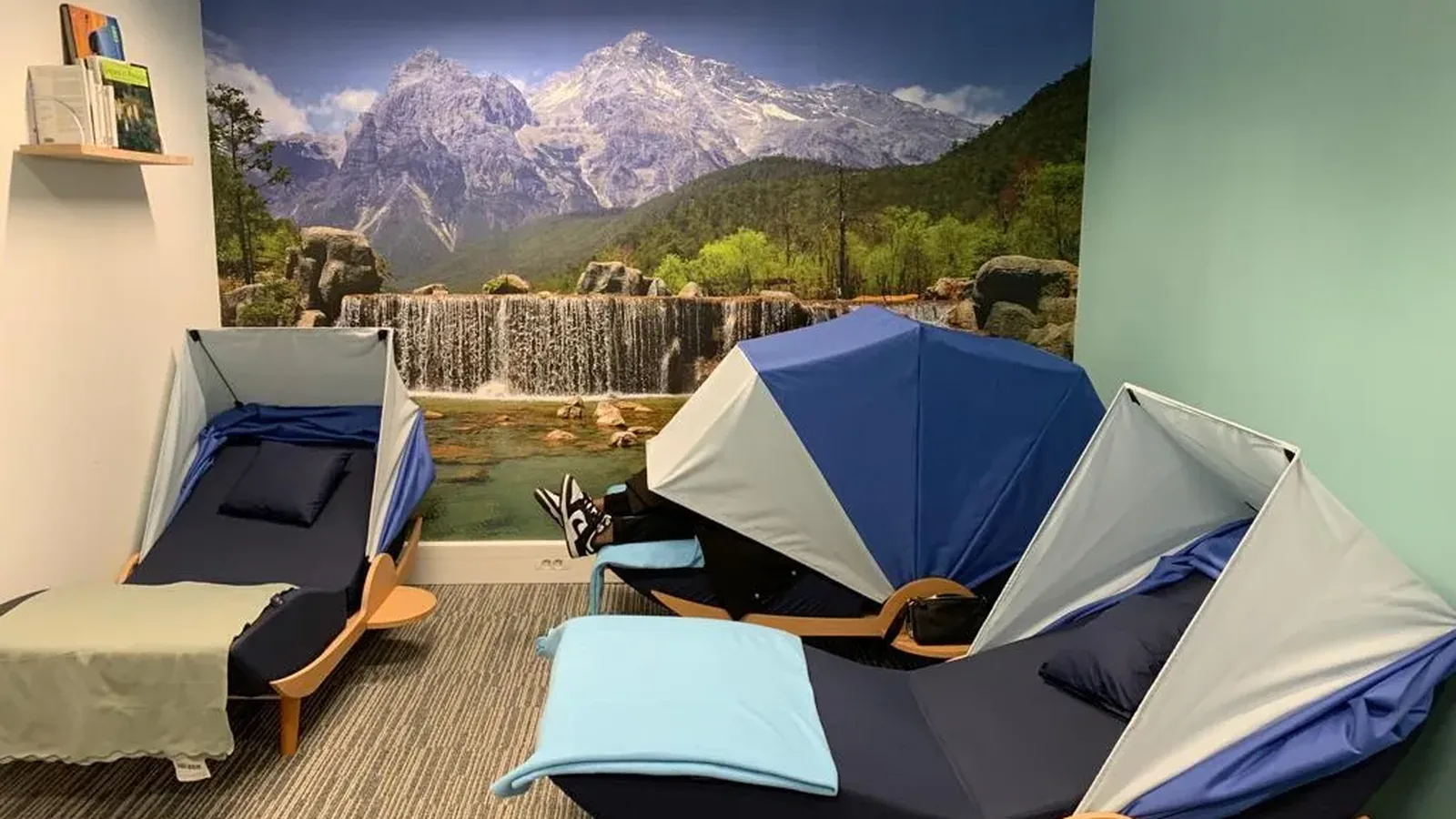 Cocons de repos Nap&Up installés dans une salle de récupération