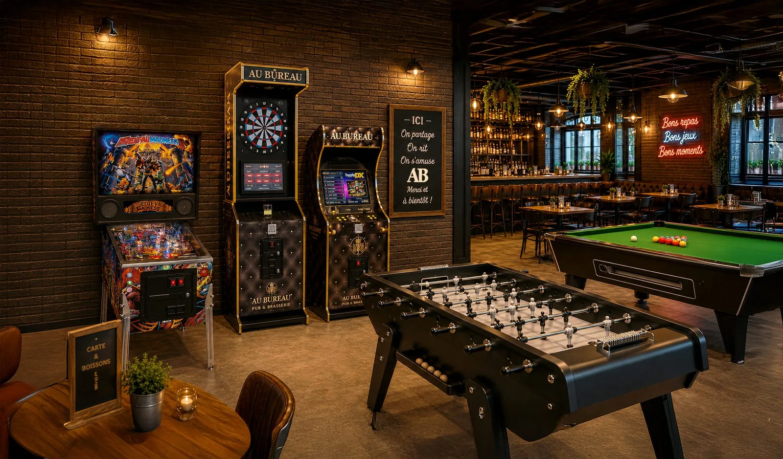 Bar équipé d'un flipper, de fléchettes, d'une borne, d'un baby-foot et d'un billard